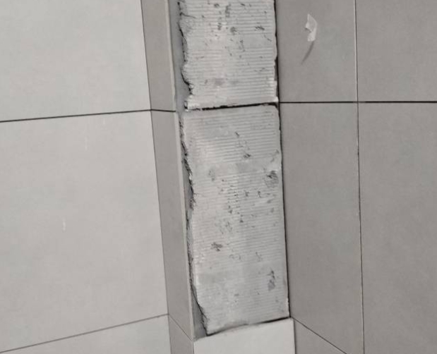 管城瓷砖空鼓维修公司分享下瓷砖施工前基层浇水润湿程度不足，可能导致以下问题
